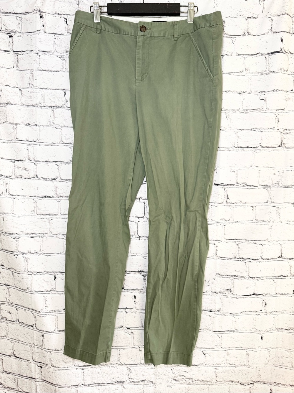 Forever21. Green chino pants. Size 8